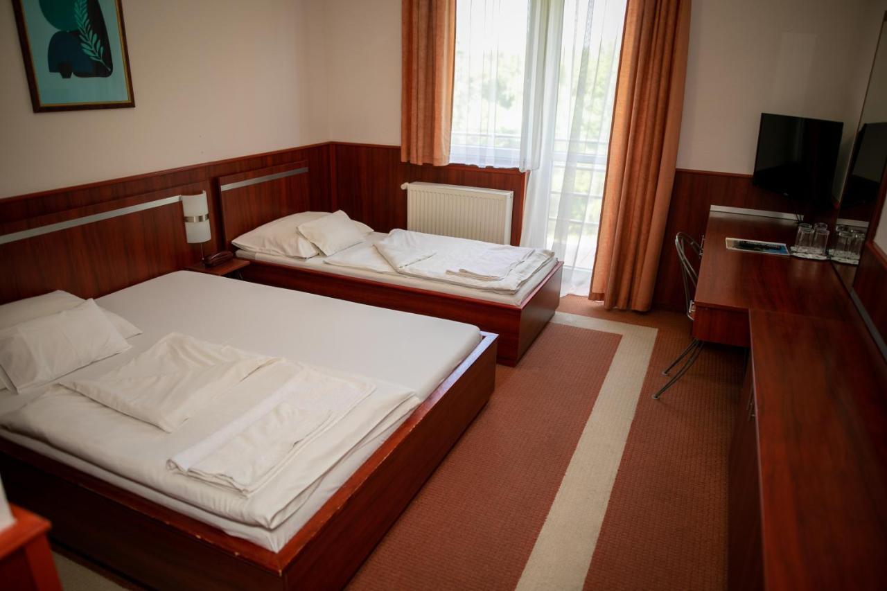 Korona Hotel Es Etterem Puspokladany Luaran gambar