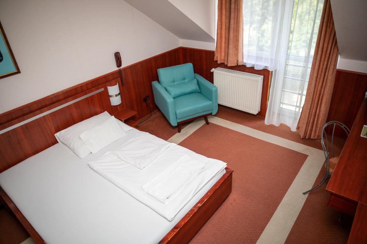 Korona Hotel Es Etterem Puspokladany Luaran gambar
