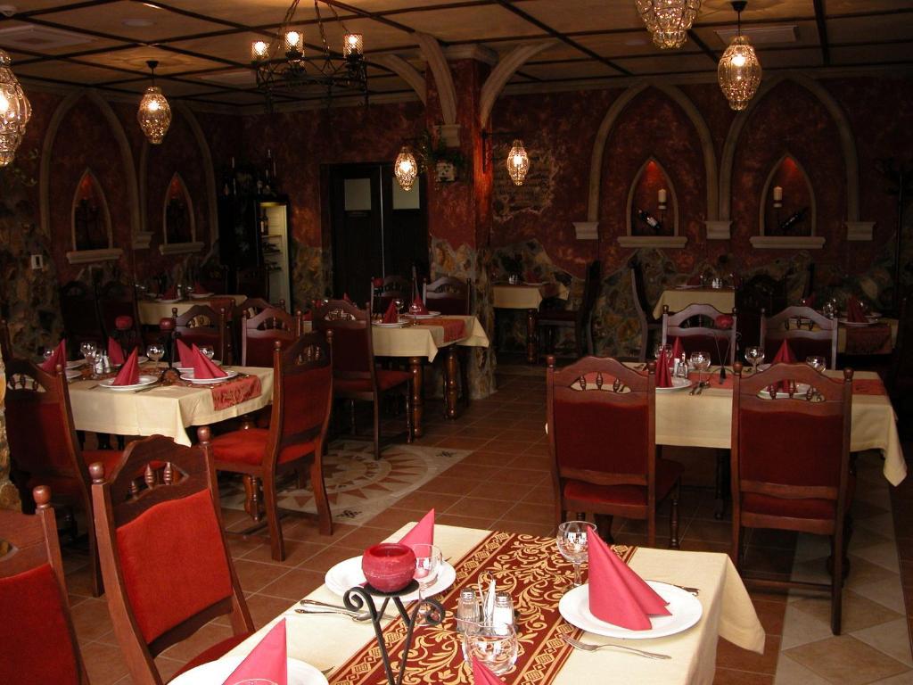 Korona Hotel Es Etterem Puspokladany Luaran gambar